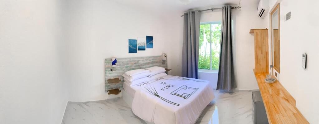 Guest room with queen bed and air conditioning